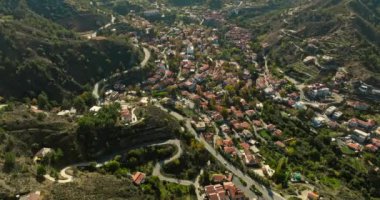 Kıbrıs 'ın Kakopetria kentinin havadan görünüşü: Dağ Köyünün Tuhaf Güzelliğinde Eğlence ve Iconic Red-Topped Houses. Yüksek kalite 4k görüntü