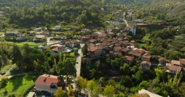 Kakopetria, Kıbrıs Rum Kesimi: Büyüleyici Dağ Köyünde Ayırt edici Kırmızı Çatılarıyla Sinematik Bir Hava Yolculuğu. Yüksek kalite 4k görüntü