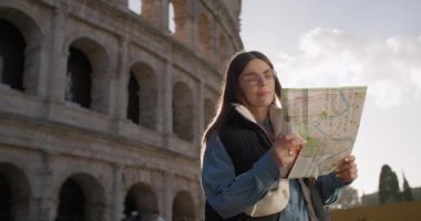 Roma 'da Gezinti: Bir Turist Kadın Macerası, Bir Harita Üzerinde Düşünüyor ve Gezisini Tasarlıyor. Yüksek kalite 4k görüntü