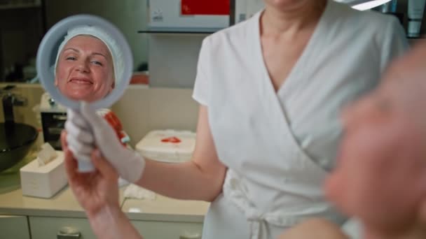 Resultado Del Procedimiento Cosmético Reacción Feliz Las Mujeres Espejo Clínica — Vídeo de stock