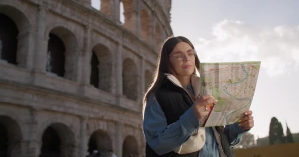 Spacer Rzymie Turystyczna Przygoda Kobiet Zastanawianie Się Nad Mapą Projektowanie — Wideo stockowe