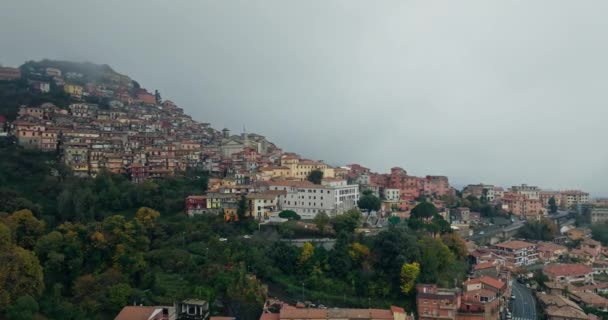 イタリアのロッカ パパ湖の空中展望 街並みの湖の岸に美しい街 高品質の4K映像 — ストック動画