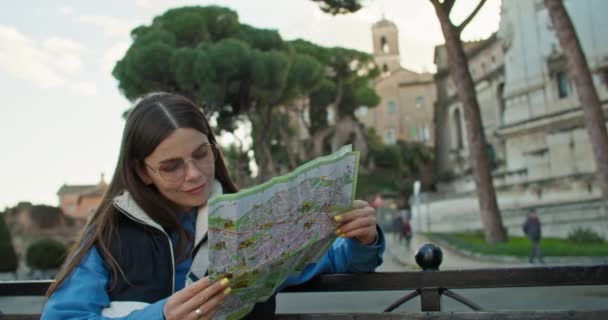 Navigare Roma Viaggio Turistico Delle Donne Strade Consultare Una Mappa — Video Stock