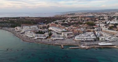 Paphos 'taki sahil manzarası: Deniz manzarası Majesteleri, Akdeniz' in Güzelliğini Gösterme, Lüks Oteller ve Dinlendirici Havuzlar. Yüksek kalite 4k görüntü