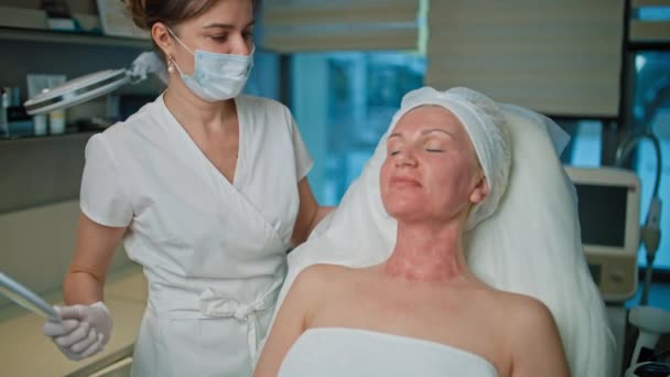 Güzellik Geliştirme Kadınlar Kozmetik Ameliyatından Sonra Hoş Ayna Anı Yüksek — Stok video