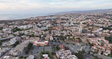 Kıbrıs Rum Kesimi 'nin Paphos kentinin havadan görünüşü. Evleri ve caddeleri olan bir ada şehrinin şehir ve mimarisi. Yüksek kalite 4k görüntü