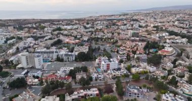 Kıbrıs Rum Kesimi 'nin Paphos kentinin havadan görünüşü. Binaları ve caddeleri olan mimari ve şehir. Yüksek kalite 4k görüntü