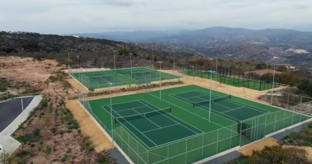 Dağ Manzarasındaki Tenis Kortlarının Havadan Görünüşü Aktif Spor Için Bir — Stok video