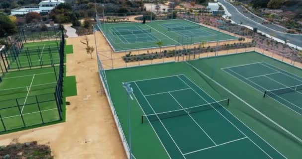 Tenis Mezi Vrcholky Vzdušné Objevování Kurtů Krásné Horské Krajině Zachycování — Stock video