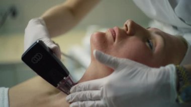 Cildinizi Canlandırın: Gelişmiş Cilt Tedavileri Yaşlı Kadınların Güzellik İhtiyaçlarına Terbiye Edilmiştir. Yüksek kalite 4k görüntü