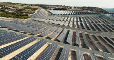 Yukarıdan Sürdürülebilir Enerji: Güzel Dağ Çevresindeki Güneş Paneli Çiftçiliğinin Hava Perspektifi. Yüksek kalite 4k görüntü