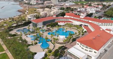 Kıbrıs 'taki Paphos Sahil Turizm Hattı' nın Havadan Görünümü: Lüks Resortlar, Villalar ve Parlak Havuzlarla Serene Escape. Yüksek kalite 4k görüntü