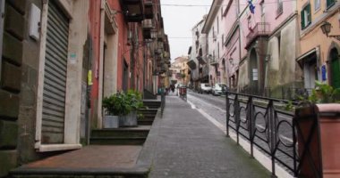 İtalya 'nın Kalbinde Yolculuk: Antik Sokaklar Boyunca Romantik Yürüyüşler, Eşsiz Binalar ve Kapılar' ın Mimari Duvar Halısı 'na gömüldü. Yüksek kalite 4k görüntü