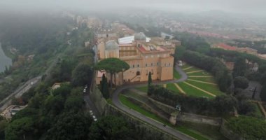 Castel Gandolfo 'nun havadan görünüşü, Papa' nın Albano Gölü yakınlarındaki evi. Dağın tepesindeki doğal bir manzaranın güzel mimarisi. Yüksek kalite 4k görüntü