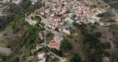 Pissouri Köyü Hava Macerası: Manzaralı Dağ Arazisinde Sinematik Yolculuk, Mimari Zevkler ve Kıbrıs 'ın Doğal Güzelliği. Yüksek kalite 4k görüntü