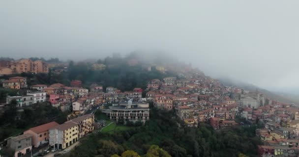 イタリアのロッカ パパのエニグマティック チャーム 都市の通りと神秘的な風景を通したシネマティックな空中旅 高品質の4K映像 — ストック動画