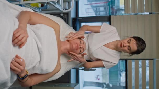 美容术前 为女性进行面部按摩 让一名高级妇女准备好接受美容师的手术 高质量的4K镜头 — 图库视频影像