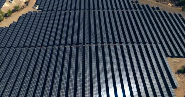 Eco Energetic Marvel Luftaufnahme Einer Solarmodulfabrik Einer Landschaftlich Reizvollen Natürlichen — Stockvideo