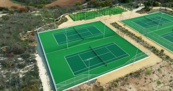 Emelkedett Meccsek Légi Kilátás Teniszpályák Nestled Hegyvidéki Terep Showcasing Aktív — Stock videók