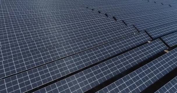 太陽光発電のエコファシリティ 素晴らしい自然環境で太陽光パネルプラントの航空展望 高品質の4K映像 — ストック動画