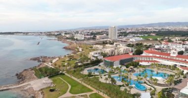 Kıbrıs Rum Kesimi 'nin Paphos kentinin havadan görünüşü. Serezem Denizi 'nde bir ada, yaz turizmi ve egzotik tatilleri olan güzel otel ve tatil yerleri. Yüksek kalite 4k görüntü