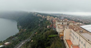 Castel Gandolfo 'nun havadan görünüşü, Papa' nın Albano Gölü yakınlarındaki evi. Doğa manzarasında antik şatonun ve dağdaki şehrin inşası. Yüksek kalite 4k görüntü