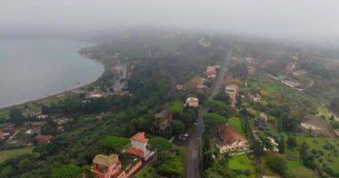 İtalya 'daki Castel Gandolfo Gölü Albano' nun havadan görünüşü. Dağların doğal manzarasındaki evlerin mimarisi ve kentsel manzarası. Yüksek kalite 4k görüntü
