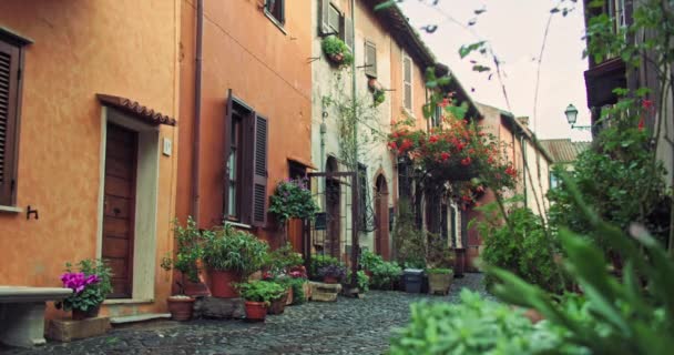 小さなタウンイタリアの本質を捉える カラフルな通り ラッシュガーデン 歴史的建築を探索する 高品質の4K映像 — ストック動画