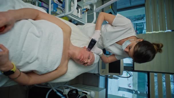 Microneedle Lyft Patienterna Ansiktshud Utförs Kosmetolog Föryngrande Skönhetsbehandlingar Ansiktsbehandling Lyft — Stockvideo