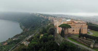 Castel Gandolfo 'nun havadan görünüşü, Papa' nın Albano Gölü yakınlarındaki evi. İtalya 'da bir dağ sırasındaki güzel evlerin mimarisi ve şehir manzarası. Yüksek kalite 4k görüntü