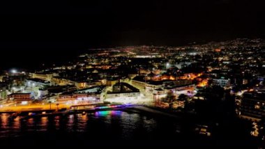 Işıklar Şehri: Kıbrıs 'ın Paphos kentinin güzel gece manzarasının hava keşfi, bu Idyllic Turist Mekanı' nda Sahil Önü 'nü aydınlatan Sokak Lambaları ile. Yüksek kalite 4k görüntü