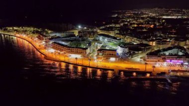 Gece Paphos: Deniz kenarındaki büyüleyici şehir ışıklarının hava görüntüsü. Yüksek kalite 4k görüntü