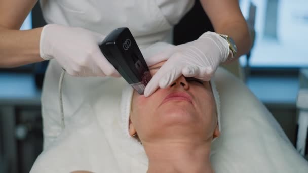 Procédure Cosmétique Pour Rajeunissement Visage Micro Needling Facelift Professional Cosmetologist — Video