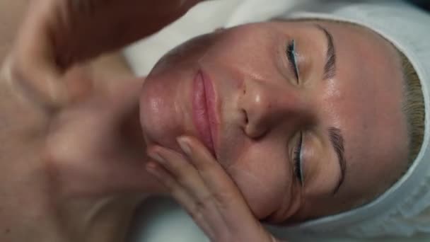 Profesjonalny Kosmetyk Masuje Twarz Kobiecie Dłońmi Zabiegi Kosmetyczne Szpitalu Kosmetologii — Wideo stockowe
