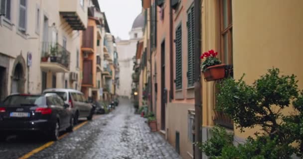 歴史のささやき イタリアの小さな町のビジュアルシンフォニー 多彩なファサードとテクスチャードウォールの建築マルベルを明らかにします 高品質の4K映像 — ストック動画