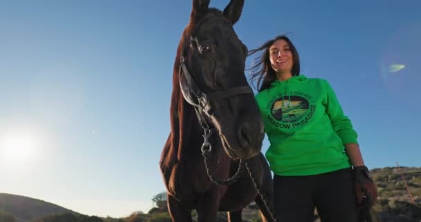一个漂亮的白人女人用皮带牵着一匹马的画像 大自然 人和动物 幸福和微笑的自由 高质量的4K镜头 — 图库视频影像