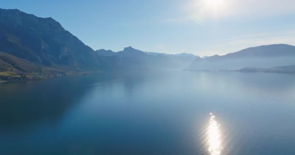 Vista Aérea Del Lago Traunsee Los Alpes Austríacos Hermosos Picos — Vídeo de stock