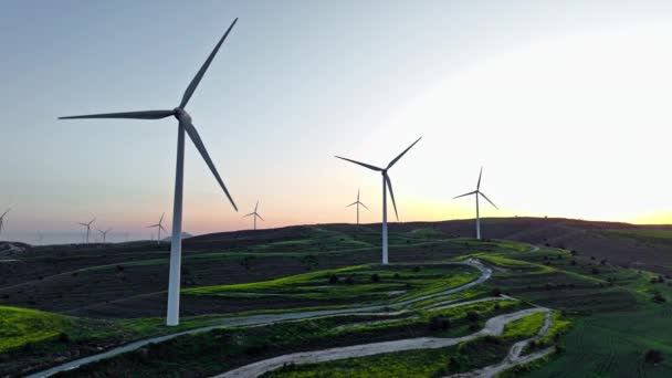 Dağlardaki Rüzgar Enerjisi Fabrikasının Hava Manzarası Dağları Yeşil Otları Olan — Stok video