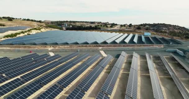 キプロスグリーン電力 セレン天然設定で太陽光パネル工場の空中ビュー 持続可能なエネルギー生産と環境責任を強調する 高品質の4K映像 — ストック動画