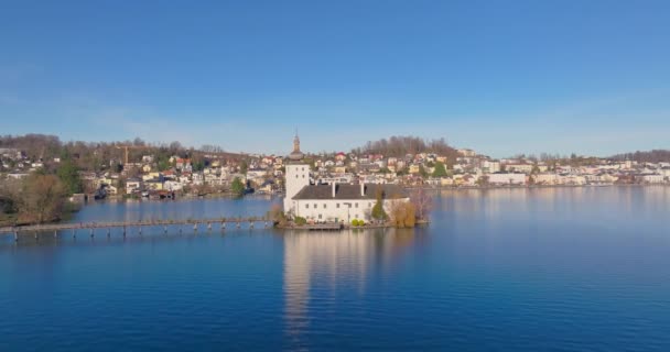 オルタ城の空想的な眺め オーストリアのトラウノス湖 アルプス山脈の風景にある貯水池の上の岩の上の建物のスタヴィン建築 高品質の4K映像 — ストック動画