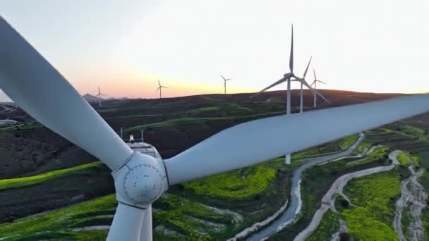 山中风力发电厂的空中景观 对一个产生生态电 风能发电 环境保护的风车的叶片进行特写 高质量4K — 图库视频影像