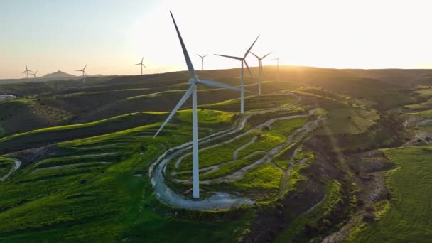 Luchtfoto Van Wind Elektrische Fabriek Bergen Windmolens Die Wind Doen — Stockvideo