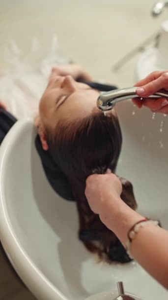 女性の髪を洗う美容師の手のクローズアップ プロの仕事は サロンでの美容手順で快適です 高品質の4K映像 — ストック動画