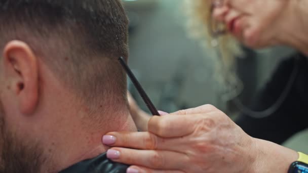 Makasla Bir Adamın Saçını Kesen Bir Kuaförün Yakın Çekimi Saç — Stok video