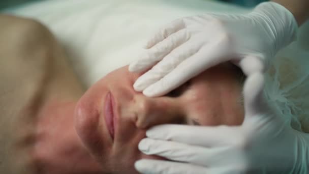 Migliorare Bellezza Benessere Medici Preparano Pelle Facciale Procedure Del Busto — Video Stock