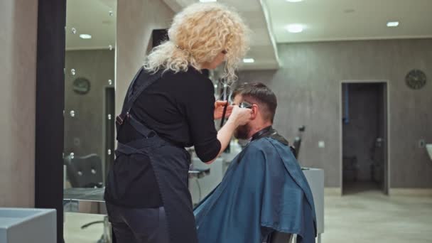 Wykonywanie Doskonały Wygląd Kobieta Fryzjer Pomocą Clippers Rzeźbić Włosy Mans — Wideo stockowe