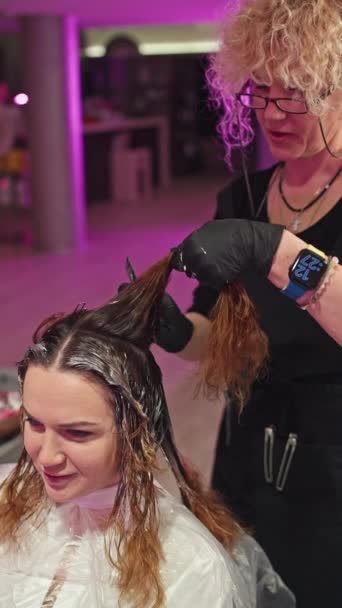 プロの美容師による女性の髪の染色 美容室で売春婦をしています 高品質の4K映像 — ストック動画