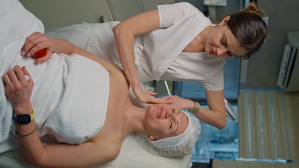 Een Plastisch Chirurg Maakt Gebruik Van Een Vrouwengezicht Ter Voorbereiding — Stockvideo