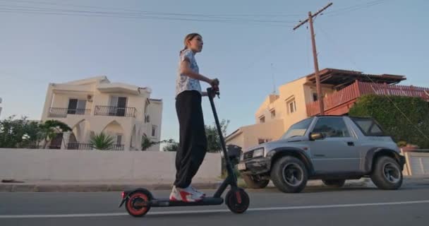 Fata Adolescentă Călărește Scuter Stradă Stil Viață Activ Fata Merge — Videoclip de stoc