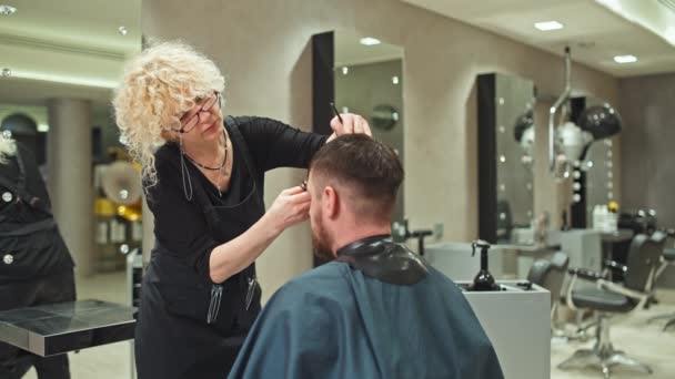 Profesionální Kadeřník Stříhá Mužské Vlasy Salónu Krásy Péče Péče Vlasy — Stock video